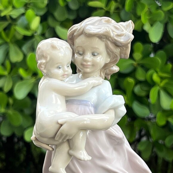 Lladro Figurine Playing Mom Girl With Baby & Flowers #6681 Retired with Box - Picture 7 of 16
